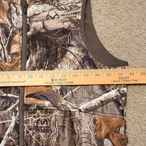 Wms S, Magellan Outdoors/ RealTree Camo Full Zip Vest - Picture 3 of 8